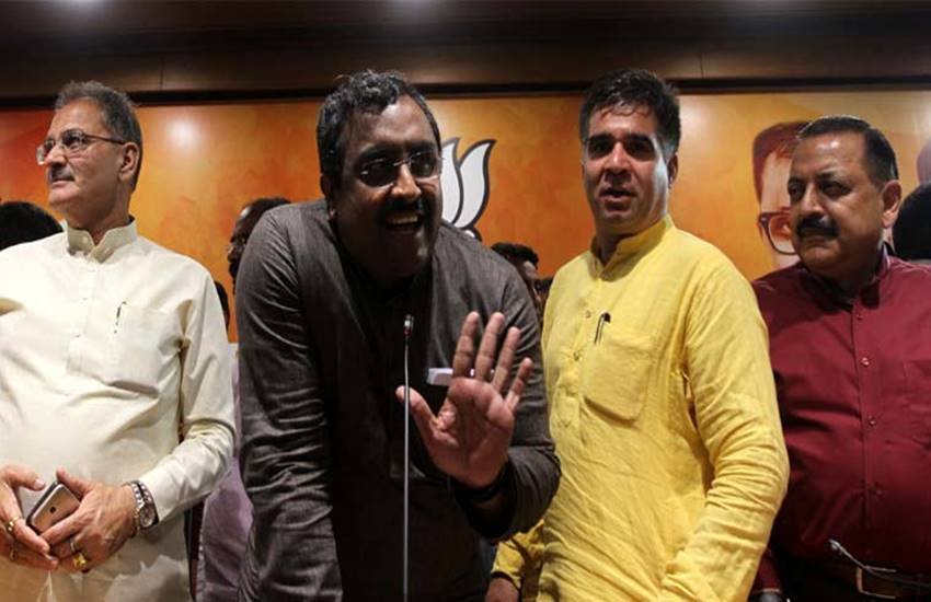 बीजेपी के राष्ट्रीय महासचिव राम माधव पार्टी के अन्य नेताओं के साथ
(फोटो सोर्स : Indian Express)