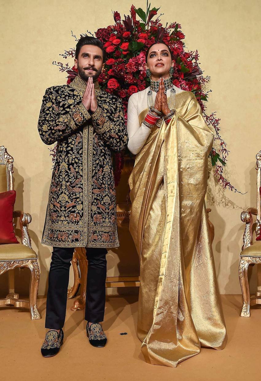 पारंपरिक वेशभूषा में दोनों खूब जम रहे थे। दोनों हाथ जोड़कर मेहमानों का स्वागत किया। (फोटो - पीटीआई)