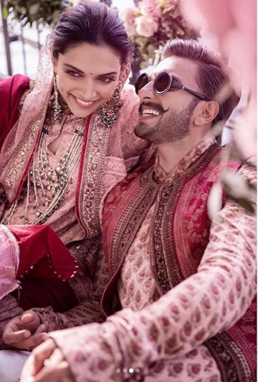 संगीत और मेहंदी सेरेमनी में रणवीर पूरे गेटअप में दिखें और अपना फेवरेट चश्मा लगाए रहे।
