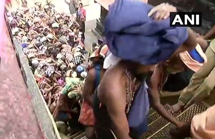 श्रद्धालुओं के लिए सबरीमाला मंदिर के द्वार खोल दिए गए हैं।
 (Photo: ANI) 