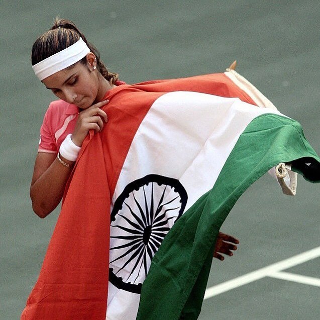 सानिया ने साल 2002 में एशियन गेम्स में भारत को मिक्स्ड डबल्स खिताब दिलाया और करोंड़ों दिलों में अपना सम्मान पाया। उसके बाद साल 2003 में रूस की अलीसा क्लेबोनोवा के साथ उन्होंने प्रतिष्ठित विंबलडन ग्रैंड स्लैम टूर्नामेंट का गर्ल्स खिताब अपने नाम किया। 2003 में ही सानिया को वाइल्ड कार्ड के जरिए पहली बार डब्लूटीए टूर्नामेंट में भी खेलने का मौका भी मिला।