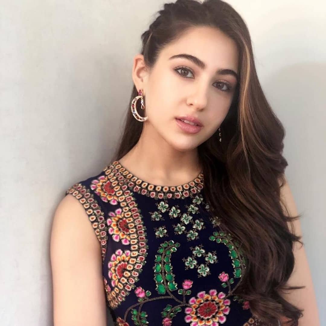 Sara Ali Khan, Kareena Kapoor, Kareena Kapoor Khan, raw Mango suit, Kareena, Raw Mango,kareena kapoor khan, kareena kapoor khan latest photos, kareena kapoor khan fashion, sara ali khan, sara ali khan latest photos, sara ali khan fashion, kareena kapoor sara ali khan, indian express, indian express news