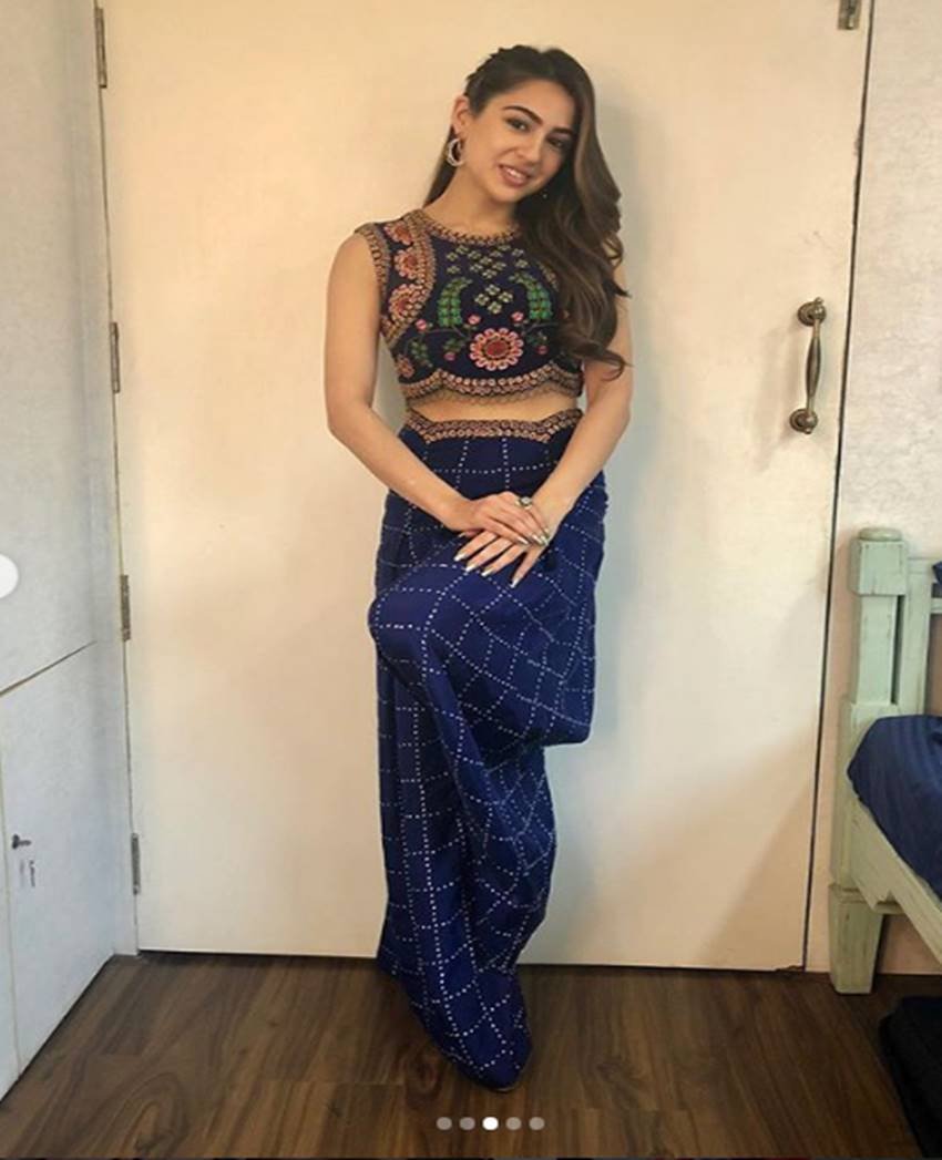 Sara Ali Khan, Kareena Kapoor, Kareena Kapoor Khan, raw Mango suit, Kareena, Raw Mango,kareena kapoor khan, kareena kapoor khan latest photos, kareena kapoor khan fashion, sara ali khan, sara ali khan latest photos, sara ali khan fashion, kareena kapoor sara ali khan, indian express, indian express news