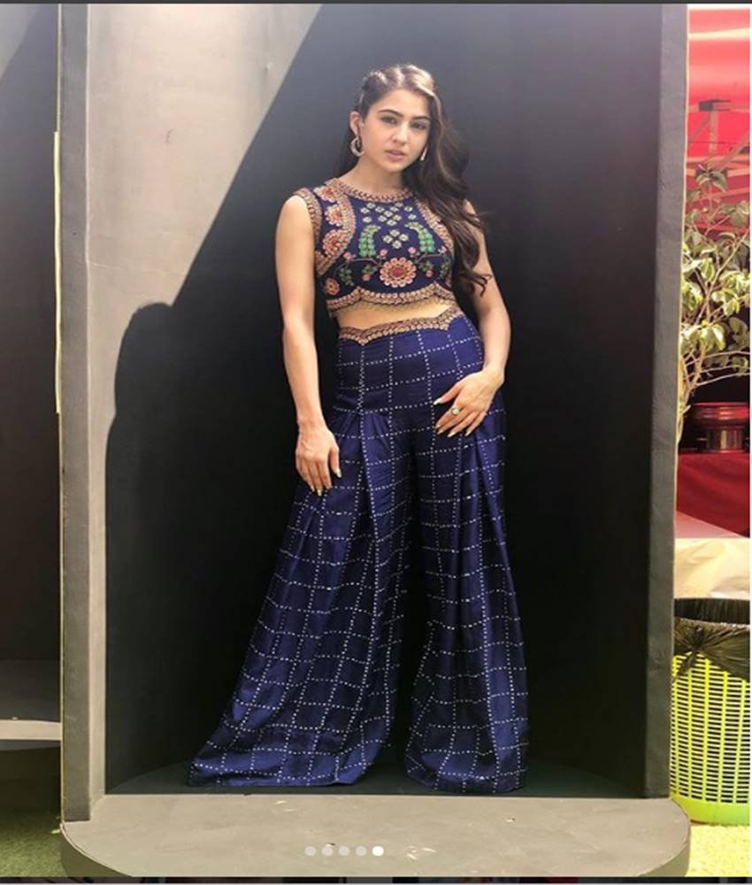 Sara Ali Khan, Kareena Kapoor, Kareena Kapoor Khan, raw Mango suit, Kareena, Raw Mango,kareena kapoor khan, kareena kapoor khan latest photos, kareena kapoor khan fashion, sara ali khan, sara ali khan latest photos, sara ali khan fashion, kareena kapoor sara ali khan, indian express, indian express news