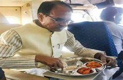 हेलीकॉप्टर में बैठ नॉनवेज खा रहे शिवराज? वायरल की जा रही है यह फर्जी फोटो