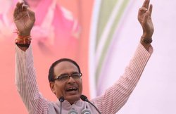 वीडियो: जब बीच सभा गाने लगे शिवराज- करवटें बदलते रहे सारी रात हम…