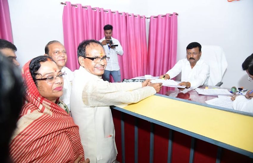 पत्नी के साथ नामांकन पत्र दाखिल करते हुए सीएम शिवराज सिंह चौहान 
फोटो सोर्स - फेसबुक 