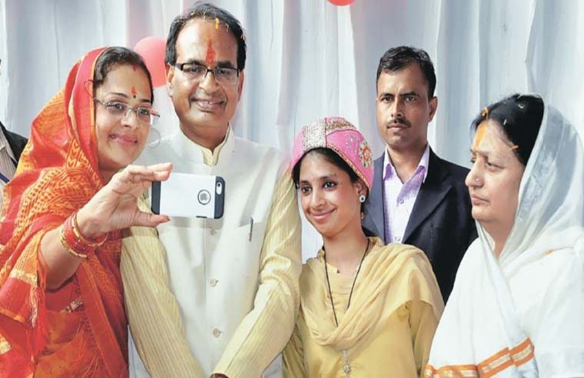 शिवराज सिंह चौहान पत्नी साधना सिंह के साथ
फोटो सोर्स- इंडियन एक्सप्रेस