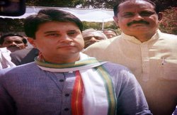 Madhya Pradesh Elections: कांग्रेस के रोड शो में बीजेपी नेता को बुलाकर मिले सिंधिया, कान में कुछ कहा और होने लगी चर्चा