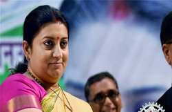 स्मृति ईरानी ने अमेठी में बंटवाईं 10 हजार साड़ियां