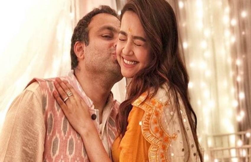 सुरवीन चावला अपने पति अक्षय कक्कर के साथ
सोर्स : इंडियन एक्सप्रेस सुरवीन चावला अपने पति अक्षय कक्कर के साथ
सोर्स : इंडियन एक्सप्रेस