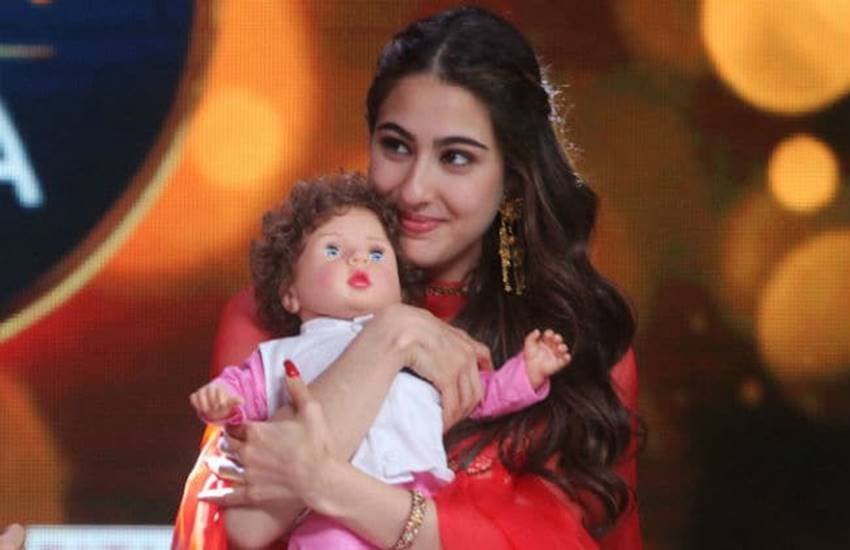 सारा अली खान, तैमूर की डॉल के साथ
सोर्स : डेलीहंट