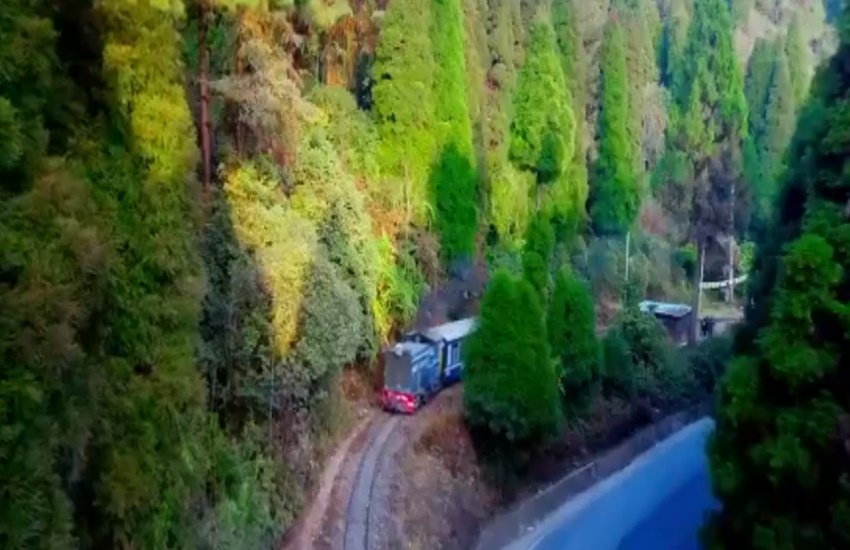 भारतीय रेलवे ने दार्जिलिंग में ट्वॉय ट्रेन की सुविधा शुरू की (Photo: Video grab twitter@PiyushGoyalOffc)