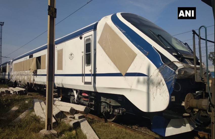 ट्रायल के लिए मुरादाबाद पहुंची ट्रेन 18
(फोटो सोर्स : ANI)