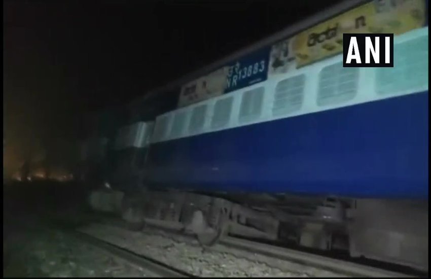रामपुर ट्रेन हादसा, पटरी से उतरे डिब्बे 
फोटो सोर्स-ANI