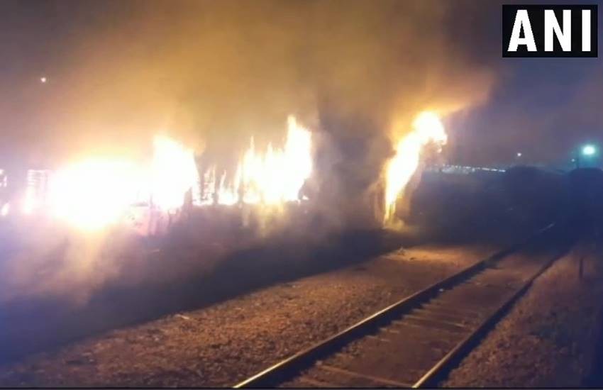 Fire Train Injan झांसी रेलवे स्टेशन पर खड़ी पैसेंजर ट्रेन की बोगी में लगी आग | Jansatta