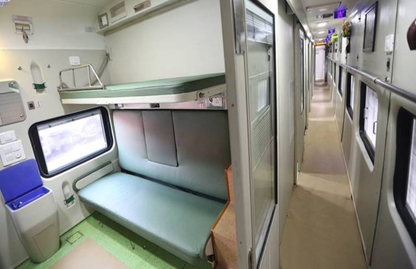 प्रीमियम तत्काल कोटे की सीटें कम होने के साथ इनकी कीमत बढ़ती जाती है। 
(फोटो सोर्स : Indian Express)