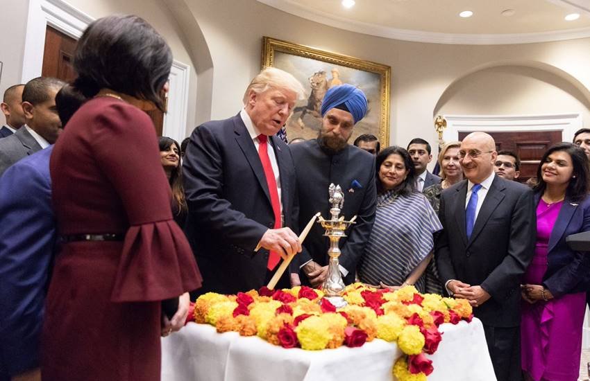 अमेरिकी भारतीयों के बीच दिवाली मनाते डोनाल्ड ट्रंप  अमेरिकी भारतीयों के बीच दिवाली मनाते डोनाल्ड ट्रंप