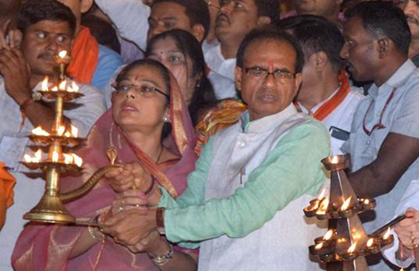 मध्य प्रदेश के मुख्यमंत्री शिवराज सिंह और उनकी पत्नी साधना सिंह (फाइल फोटो)

सौजन्यः इंडियन एक्सप्रेस