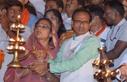 शिवराज की पत्नी को फिर जनता ने सुनाई खरी-खरी, इस बार मुस्कुराकर चल दीं साधना सिंह