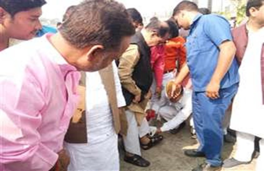 मंत्री राजेंद्र प्रताप सिंह उर्फ मोती सिंह पहले भी विवादों में रहे हैं। 