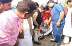 गोरखपुर :- योगी के मंत्री ने अर्दली से साफ करवाई सैंडिल, तस्वीर हुई वायरल