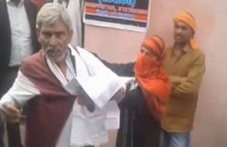 कोर्ट परिसर में बहू ने ससुर की कर दी चप्पलों से पिटाई, लगाया छेड़छाड़ का आरोप