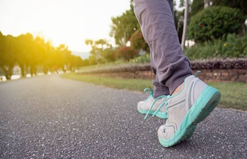 benefits of walking backward, Walking Backward: Benefits for Mind and Body, Many Benefits of Walking Backward, Health Benefits of Walking Backwards, news, hindi news, Health news, hindi Health news, latest Health news, Health tips, jansatta
