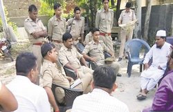 यूपी: दिवाली की रात तोड़ दीं 200 साल पुराने मंदिर की मूर्तियां, हुआ तनाव, प्रशासन ने खरीदीं नई प्रतिमाएं