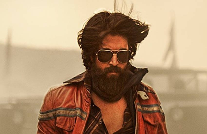 KGF Box Office Collection Day 2: सुपरस्टार यश केजीएफ के एक सीन में KGF Box Office Collection Day 2: सुपरस्टार यश केजीएफ के एक सीन में