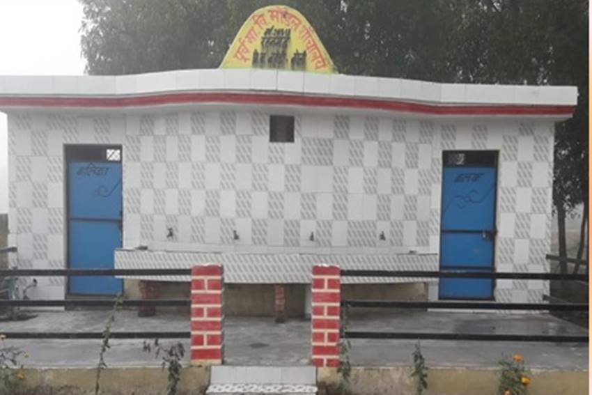 शौचालय के प्रति लोगों की सोच और नजरिया बदलने के लिए आईएएस अफसर और बरेली के सीडीओ सतेंद्र कुमार ने ये अनूठी पहल की है। वर्ल्ड टॉयलेट डे के मौके पर सबसे अच्छा शौचालय बनाने और सजाने वाली महिलाओं को प्रशस्ति पत्र देकर सम्मानित भी किया और उन्हें बग्घी में बैठाकर गांव में सम्मान यात्रा निकाली गई, जिसमे आईएएस अफसर सहित तमाम अन्य अफसर भी शामिल हुए। वहीं दूसरी ओर प्राथमिक स्कूलों में भी ऐसी ही प्रतिस्पर्धा को शुरू किया गया है। इसमें जिले के 250 प्राथमिक स्कूल शामिल हुए है, जिसमे सबसे सुंदर टॉप-10 स्कूलों को चुना गया और उपहार स्वरूप उन स्कूलों में फर्नीचर और कंप्यूटर उपलब्ध कराया जाएगा। इस अनोखे कॉन्टेस्ट में प्राथमिक स्कूलों के अध्यापको ने अपने वेतन से टॉयलेट को सजाया और संवारा है। (सभी फोटो सोर्स: Pebble)