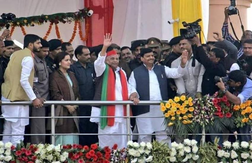 रैली के दौरान शिवपाल यादव और मुलायम सिंह यादव (फोटो सोर्स ट्विटर)