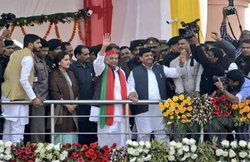 दो नाव पर नेताजी! छोटी बहू अपर्णा यादव के साथ भाई शिवपाल की जनाक्रोश रैली में पहुंचे मुलायम सिंह