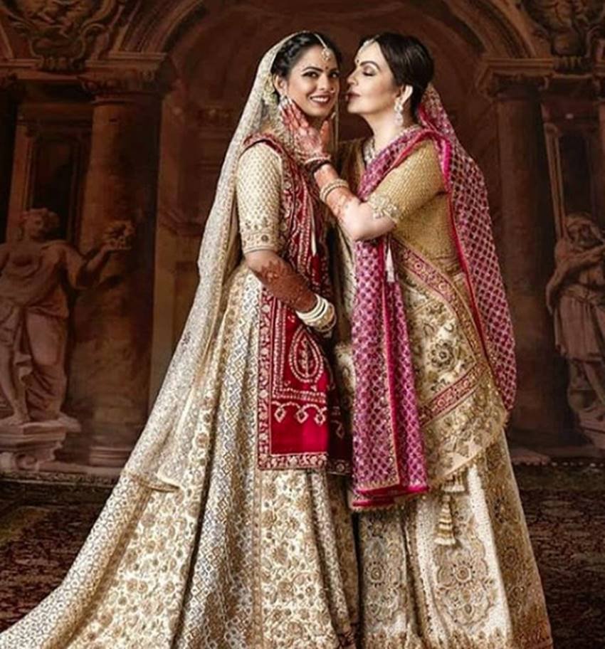 बेटी ईशा पर प्यार बरसाते हुए नीता अंबानी