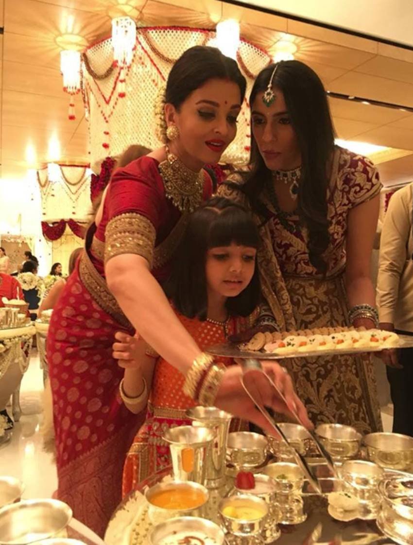 Isha Ambani, Anand Piramal, isha Wedding Reception, shahrukh khan, abhishek bachchan, aamir khan, amitabh bachchan, aishwarya rai bachchan serve food to ladke wale, ISHA ambani Reception, isha ambani, isha ambani wedding Reception, isha ambani anand piramal Reception, isha ambani anand piramal wedding Reception date, isha ambani wedding Reception news, isha ambani wedding Reception pics, isha ambani anand piramal wedding Reception pics, isha ambani anand piramal marriage Reception date, isha ambani wedding Reception photos, isha ambani marriage Reception, isha ambani marriage Reception pics, isha ambani marriage Reception images, isha ambani wedding Reception dress, isha ambani Reception guest list, isha ambani age, Wedding Reception of Isha Ambani