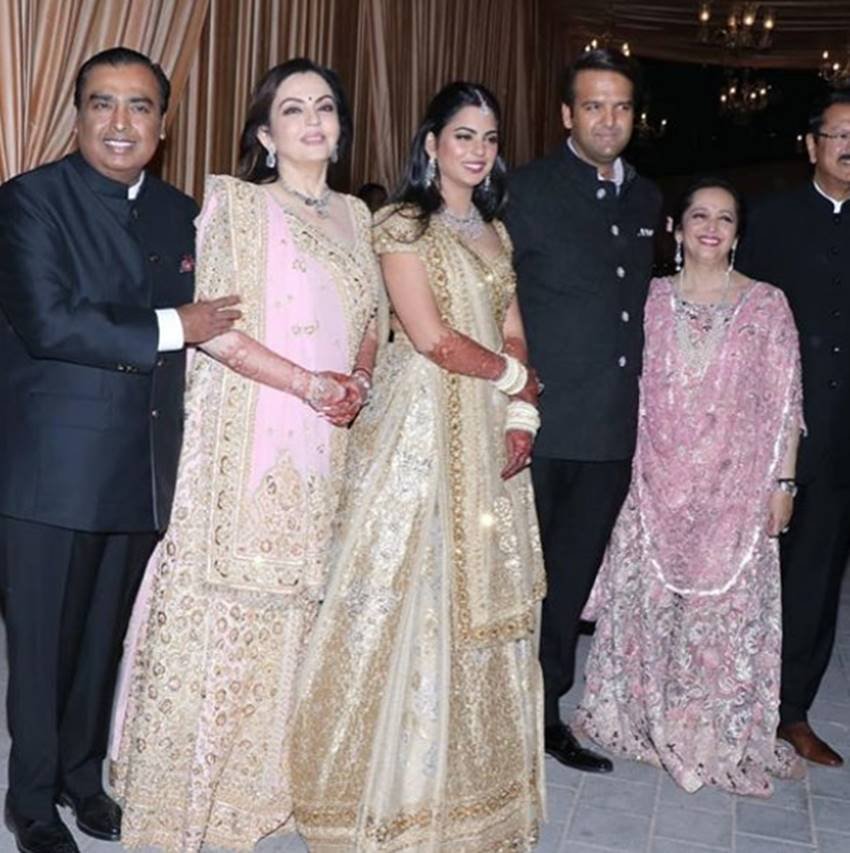Isha Ambani, Anand Piramal, isha Wedding Reception, shahrukh khan, abhishek bachchan, aamir khan, amitabh bachchan, aishwarya rai bachchan serve food to ladke wale, ISHA ambani Reception, isha ambani, isha ambani wedding Reception, isha ambani anand piramal Reception, isha ambani anand piramal wedding Reception date, isha ambani wedding Reception news, isha ambani wedding Reception pics, isha ambani anand piramal wedding Reception pics, isha ambani anand piramal marriage Reception date, isha ambani wedding Reception photos, isha ambani marriage Reception, isha ambani marriage Reception pics, isha ambani marriage Reception images, isha ambani wedding Reception dress, isha ambani Reception guest list, isha ambani age, Wedding Reception of Isha Ambani