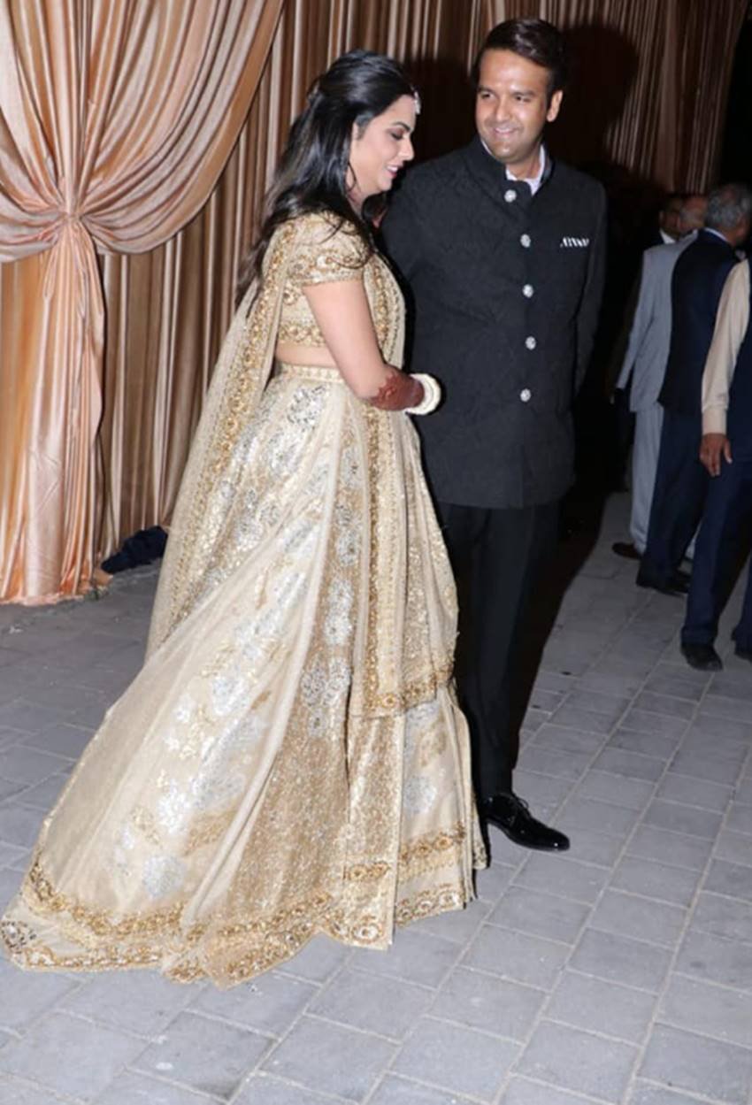 Isha Ambani, Anand Piramal, isha Wedding Reception, shahrukh khan, abhishek bachchan, aamir khan, amitabh bachchan, aishwarya rai bachchan serve food to ladke wale, ISHA ambani Reception, isha ambani, isha ambani wedding Reception, isha ambani anand piramal Reception, isha ambani anand piramal wedding Reception date, isha ambani wedding Reception news, isha ambani wedding Reception pics, isha ambani anand piramal wedding Reception pics, isha ambani anand piramal marriage Reception date, isha ambani wedding Reception photos, isha ambani marriage Reception, isha ambani marriage Reception pics, isha ambani marriage Reception images, isha ambani wedding Reception dress, isha ambani Reception guest list, isha ambani age, Wedding Reception of Isha Ambani