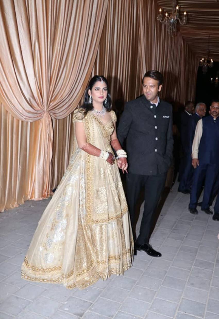 Isha Ambani, Anand Piramal, isha Wedding Reception, shahrukh khan, abhishek bachchan, aamir khan, amitabh bachchan, aishwarya rai bachchan serve food to ladke wale, ISHA ambani Reception, isha ambani, isha ambani wedding Reception, isha ambani anand piramal Reception, isha ambani anand piramal wedding Reception date, isha ambani wedding Reception news, isha ambani wedding Reception pics, isha ambani anand piramal wedding Reception pics, isha ambani anand piramal marriage Reception date, isha ambani wedding Reception photos, isha ambani marriage Reception, isha ambani marriage Reception pics, isha ambani marriage Reception images, isha ambani wedding Reception dress, isha ambani Reception guest list, isha ambani age, Wedding Reception of Isha Ambani
