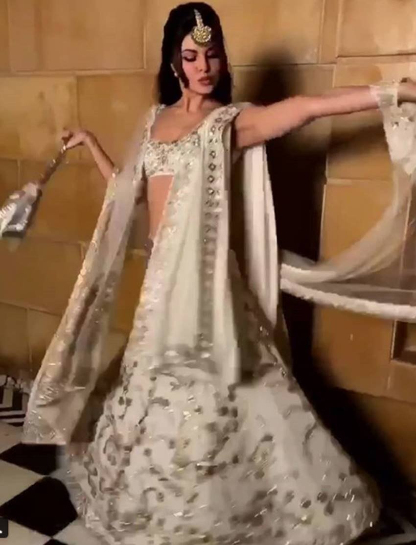 एक्ट्रेस जैकलीन फर्नांडीस भी ईशा की शादी में आई हैं। ऐसे में संगीत सेरेमनी में एक्ट्रेस लहंगे में नजर आईं।