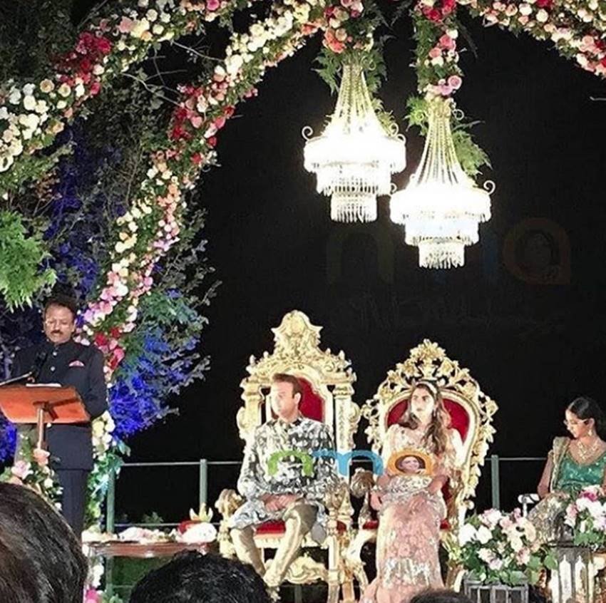 ईशा अंबानी अपने होने वाले पति आनंद पिरामल के साथ