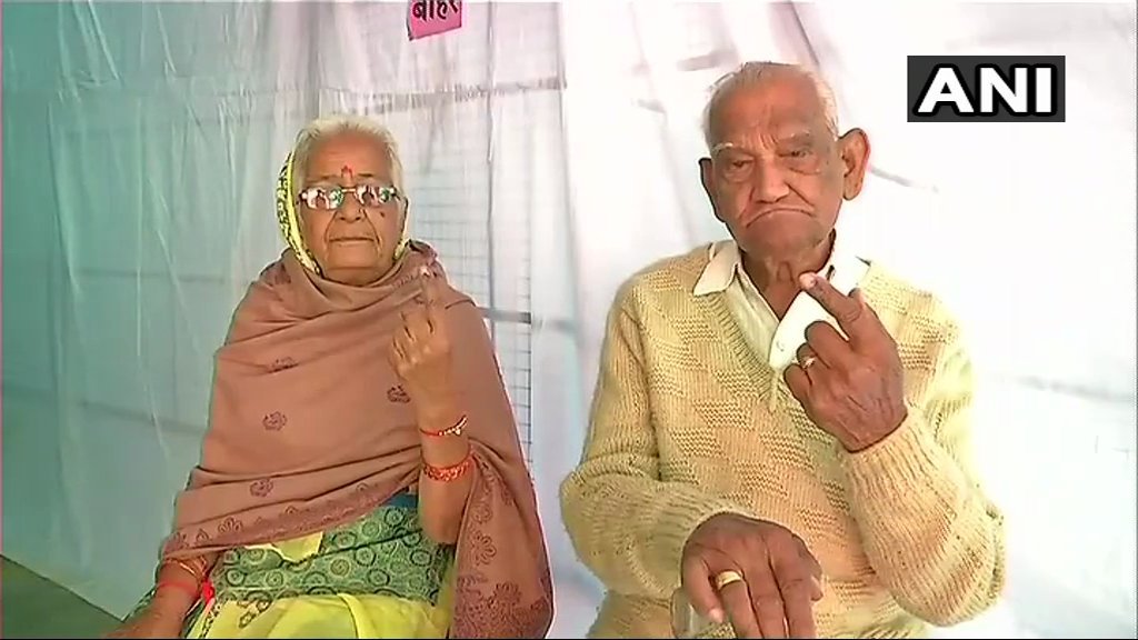झालावाड़ में 97 साल के नागेंद्र ने अपनी 85 साल की पत्नी के साथ मतदान किया।