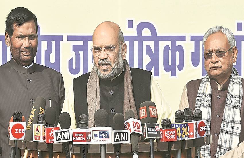 भाजपा अध्यक्ष अमित शाह (बीच में), केंद्रीय मंत्री रामविलास पासवान (बाएं) और बिहार के मुख्यमंत्री नीतीश कुमार रविवार को नई दिल्ली में पत्रकारों से बात करते हुए।