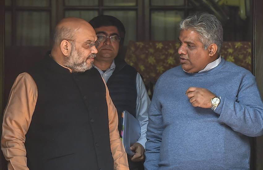 भाजपा अध्यक्ष अमित शाह भाजपा सांसद और महासचिव भूपेंद्र यादव से बात करते हुए। (फोटो-PTI)