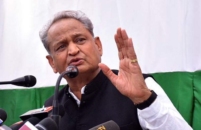 कांग्रेस के कद्दावर नेता अशोक गहलोत पहले एक जादूगर थे, जो बाद में राजनीति के जादूगर बन गए. (एक्सप्रेस फोटो/ रोहित जैन पारस)