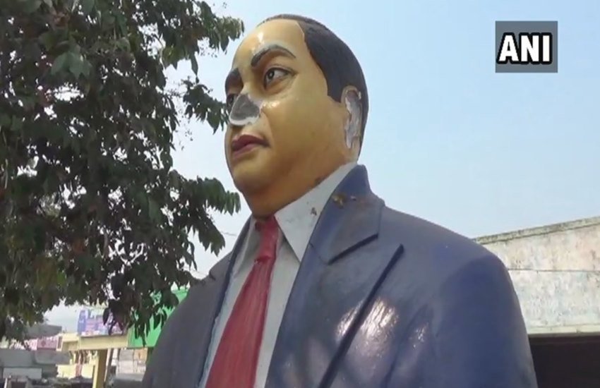 आंध्र प्रदेश के पेडागंतयाडा इलाके में भीमराव अंबेडकर की क्षतिग्रस्‍त प्रतिमा। 