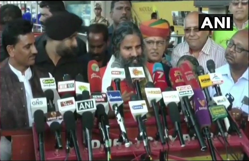 अरनब गोस्वामी के साथ बाबा रामदेव (Pic: Twitter@yogrishiramdev)