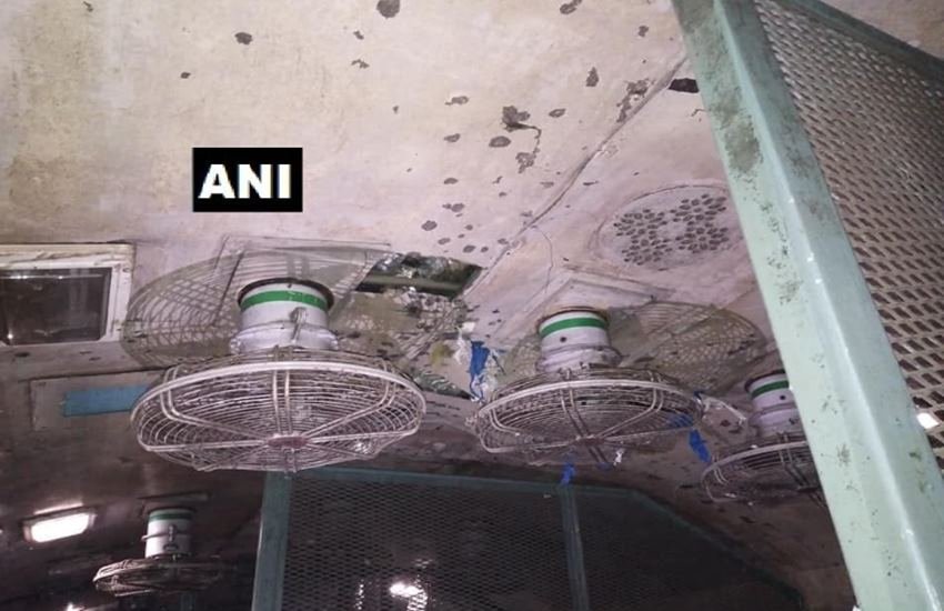 कामाख्या से डेकरगांव जाने वाले इंटरसिटी एक्सप्रेस के एक कोच में धमाके के बाद का दृश्‍य। फोटो- एएनआई