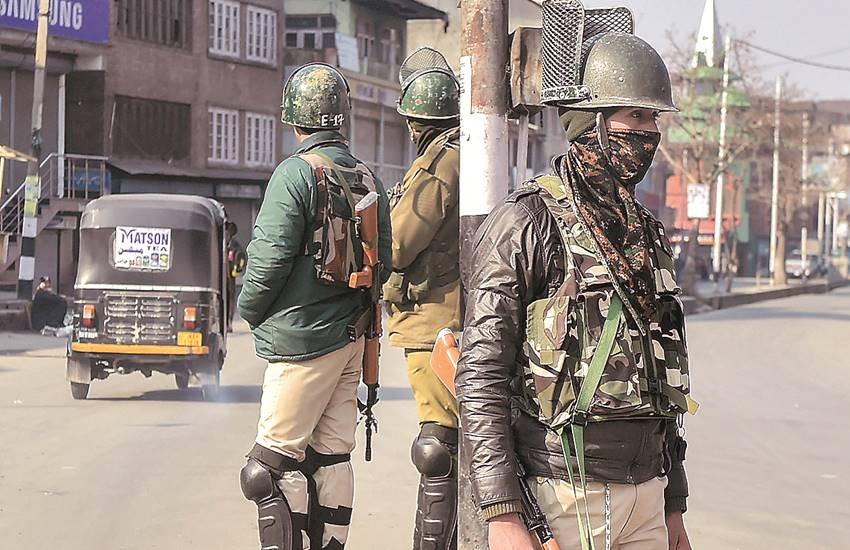 पुलवामा और श्रीनगर कई हिस्सों में एहतियातन धारा 144 लगा दी गई।