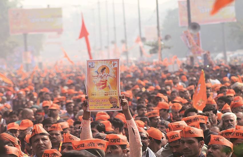 मंदिर निर्माण के संकल्प के लिए रामलीला मैदान में जुटे लोग। (फोटो- आरुष चोपड़ा)