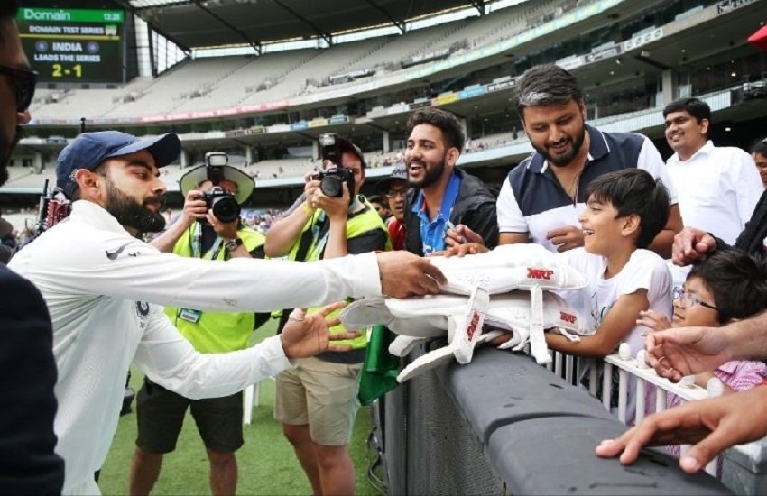 जीत के बाद फैंस के साथ कप्तान कोहली (फोटो सोर्स -Virushka twitter)